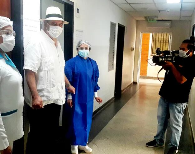 Luis R. Vera (de sombrero) junto a personal del Hospital de Clínicas durante una de las grabaciones para el documental “Pandemia.Py Anno 2020”. Destacó el comportamiento del pueblo paraguayo.