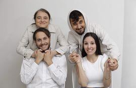 Fátima Flores Pompa, Alejandro Ramírez, Daniel Vuyk y Mariela Sanabria conforman el elenco de la comedia “Asombrados”, que se presentará desde hoy en la sala Molière de la Alianza Francesa.