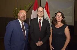 El embajador de Francia Pierre-Christian Soccoja, el embajador de Suiza Daniel Derzic y la embajadora de España Carmen Castiella.