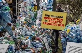 Manifestación por la reducción de la fabricación y uso del plástico.  (AFP)