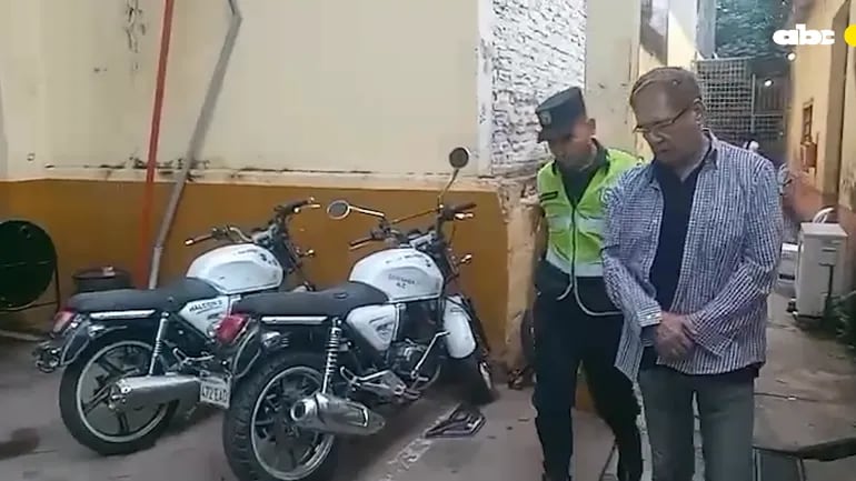 Froilán Peralta (70), esposado, es llevado hasta una patrullera en la Comisaría 1° de San Lorenzo.