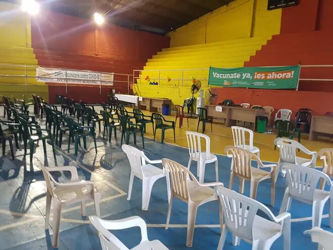 El vacunatorio instalado en el Polideportivo de Fernando de la Mora se ve vacío en las primeras horas de este martes.
