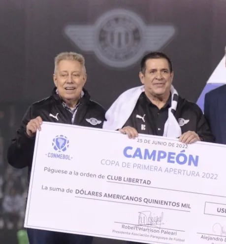 Rubén Di Tore (i) y Horacio Cartes (centro), tras la consagración de Libertad en el Torneo Apertura 2022.