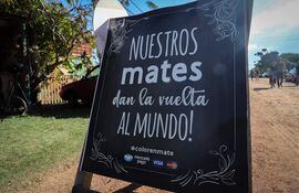 El cartel del negocio Color en Mate que ofrece recipientes para la típica bebida rioplatense decorados de forma artesanal el 9 de abril de 2022, en el pueblo Barra de Valizas (Uruguay).