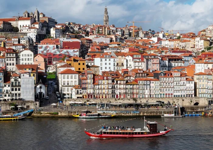 Un paseo en barco por el Duero es casi una obligación para los turistas en Oporto. Aunque la vista del río desde la góndola del teleférico de la ciudad tampoco está nada mal.