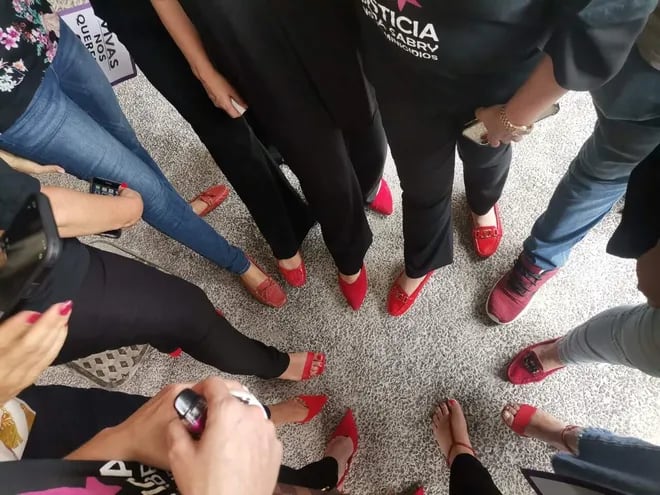 Campaña Zapatos Rojos, símbolo de la lucha contra la violencia hacia las mujeres.