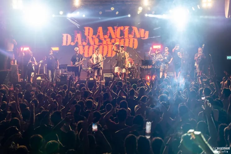 Dancing Mood es una orquesta de reggae, ska y calipso oriunda de Buenos Aires. Está integrada por 13 músicos.