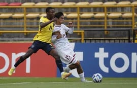 Alan Minda (i) de Ecuador disputa un balón con Cesar da Silva de Venezuela hoy, en un partido de la fase final del Campeonato Sudamericano Sub'20 entre las selecciones de Ecuador y Venezuela en el estadio de Techo en Bogotá (Colombia).