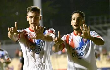 Diego Churín (i) y Cecilio Domínguez, futbolistas de Cerro Porteño, celebran un gol en el partido ante Sportivo Trinidense por la duodécima jornada del torneo Apertura 2024 del fútbol paraguayo en el estadio Arsenio Erico, en Asunción.