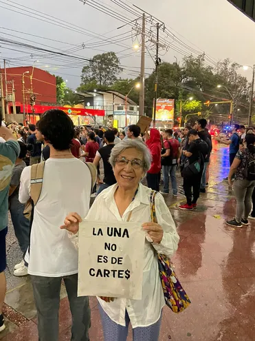 A pesar del fuerte temporal, Teresita (76) apoyó la manifestación estudiantil en la Universidad Nacional de Asunción (UNA) a favor del Arancel Cero y otros programas desfinanciados