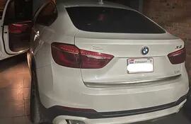 Camioneta BMW modelo X6U incautada en el motel "Wish", en el marco del allanamiento por trata de personas, que permitió el rescate de un adolescente.
