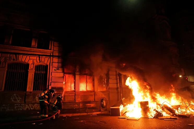 Manifestantes incendiaron el edificio de diario más antiguo en  circulación en Chile.