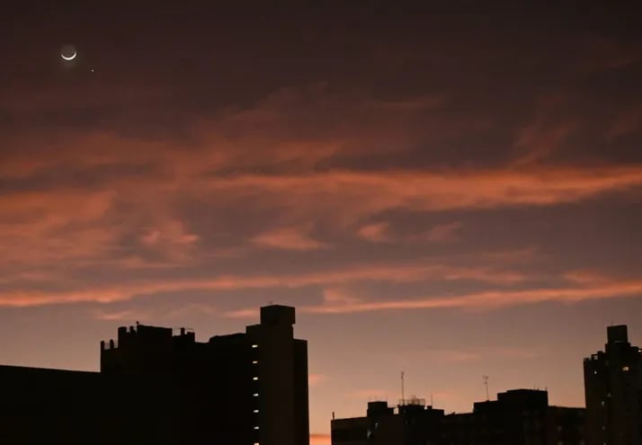 Vista de la luna en cuarto menguante en el cielo de Asunción, al amanecer.