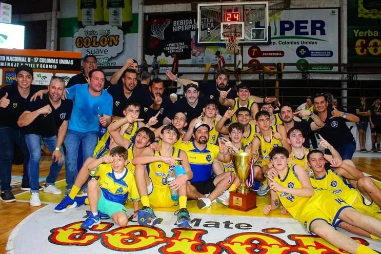 Los chicos de Encarnacena, junto al cuerpo técnico y aficionados celebran el título en U17.