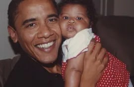 Barack Obama compartió esta tierna imagen junto a Sasha bebé para desearle feliz cumpleaños a su segunda hija.