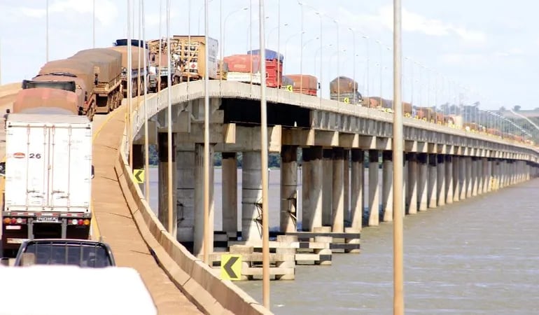 Puente Ayrton Senna que une los estados brasileños de Paraná y Mato Grosso do Sul, utilizado actualmente por los brasileños para llegar hasta Saltos del Guairá. Ahora pretenden tener un puente internacional entre Saltos del Guairá y Guaira, Brasil.