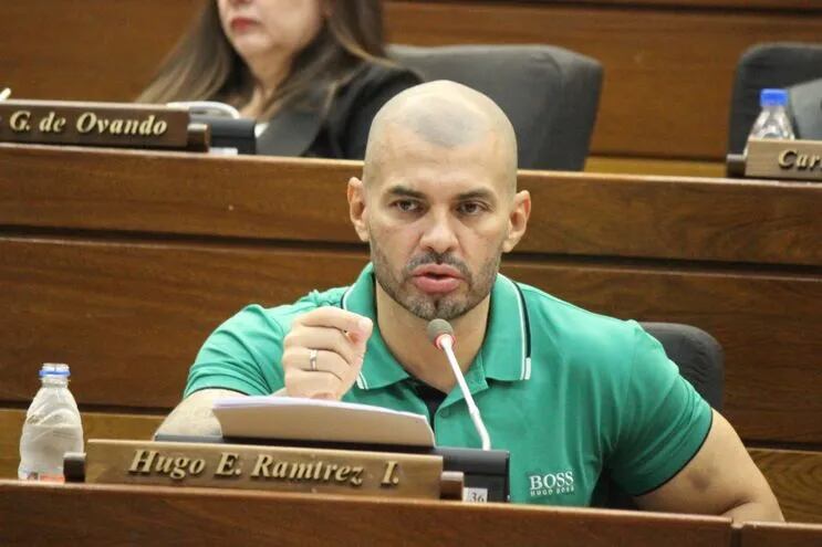 El diputado Hugo Ramírez, quien busca un lugar en el senado, es conocido por sus pintorescos videos en las redes sociales. En un último video de campaña, habría pasado por alto las normas de tránsito.