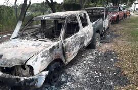 Los vehiculos incinerados por desconocidos en el interior de la municipalidad de Carmelo Peralta.