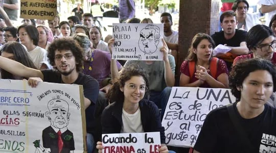 Estudiantes universitarios se manifiestan en inmediaciones del Archivo Nacional donde se reunen autoridades del Gobieron con representantes de manifestantes.