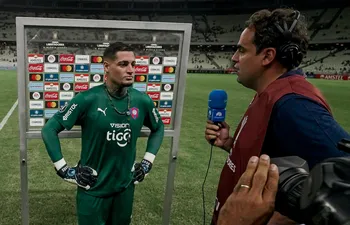 Jean Fernandes, arquero de Cerro Porteño, conversando con Paramount + después del partido contra Fortaleza en el Castelao por la ida de la Fase 3 de la Copa Libertadores.