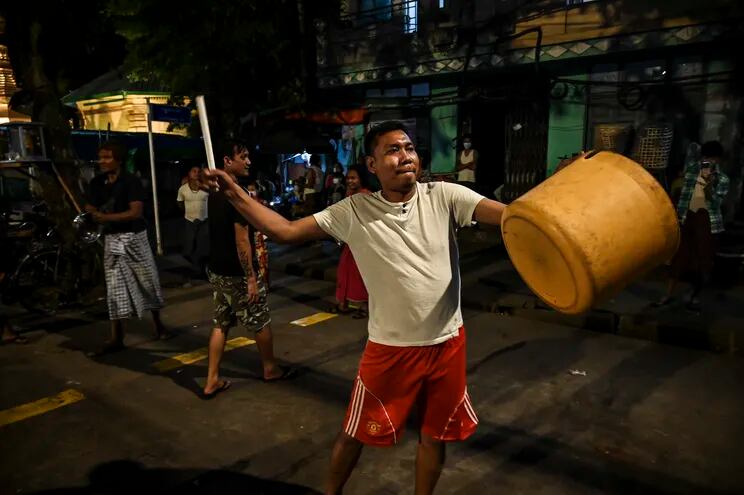 Un hombre protesta en Rangún, Birmania, este miércoles.