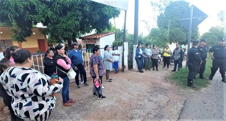 Padres de familias piden que director de la escuela escuela y colegio N° 695 Prof. Teodoro Rodríguez sea separado del cargo por mal desempeño en sus funciones.