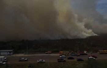 Foto aérea del incendio forestal de gran magnitud en las inmediaciones del peaje de la ruta Luque San Bernardino.