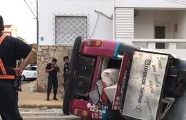 Una Kombi fue embestida por un bus de la línea 26 en Asunción y quedó serios daños materiales. Sus ocupantes salieron casi todos ilesos. (gentileza).