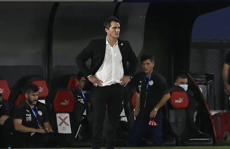 Con la mirada lejana y signos de impotencia, el entrenador Guillermo Barros Schelotto, y a sus espaldas sus asistentes en el banco.