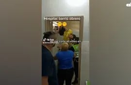 Detenido intenta escapar por la ventana del baño del Hospital de Barrio Obrero.