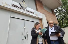 Funcionarios del Ministerio de Salud frente a la clínica de estética en Ciudad del Este clausurada luego de un supuesto caso de mala praxis.