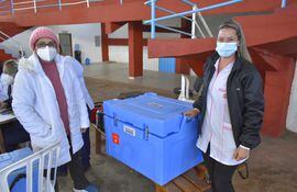 La jefa del vacunatorio de Villarrica, Lic, Adis Aguirre, junto a una de las enfermeras con el contenedor de los biológicos.