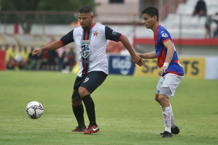 El atacante de Independiente de Nanawa, Iván Medina controla el esférico ante la presencia del defensor azulgrana, Leonardo González. (Foto: APF)
