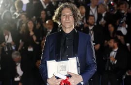 El cineasta británico Jonathan Glazer posa con su Gran Premio, tras la ceremonia de clausura del Festival de Cannes.