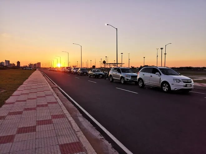 Una larga fila de vehículos se pudo ver al caer la tarde de este lunes en la Costanera de Asunción. El sistema de registro de muestras para detección del COVID falló.