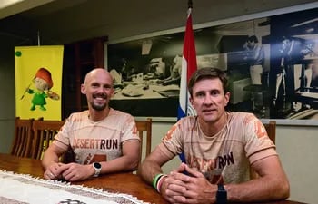 André Walden (37 años) y Oliver Kroll (45) correrán 250 kilómetros en el desierto de Sahara, en Marruecos.