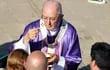 el-arzobispo-edmundo-valenzuela-reparte-la-comunion-durante-la-misa-que-presidio-ayer-en-caacupe--213903000000-1783675.jpg