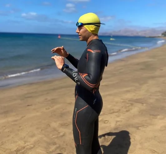 Triatleta paraguayo Andrés Arce en una de las prácticas para el Ironman Lanzarote de Islas Canarias, España. (Gentileza)