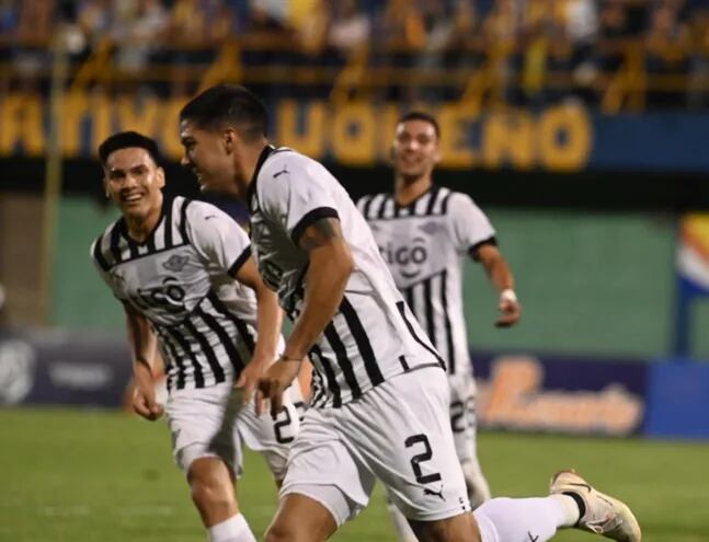 Iván Ramírez celebra el segundo gol de Libertad ante el Sportivo Luqueño, en el Feliciano Cáceres.