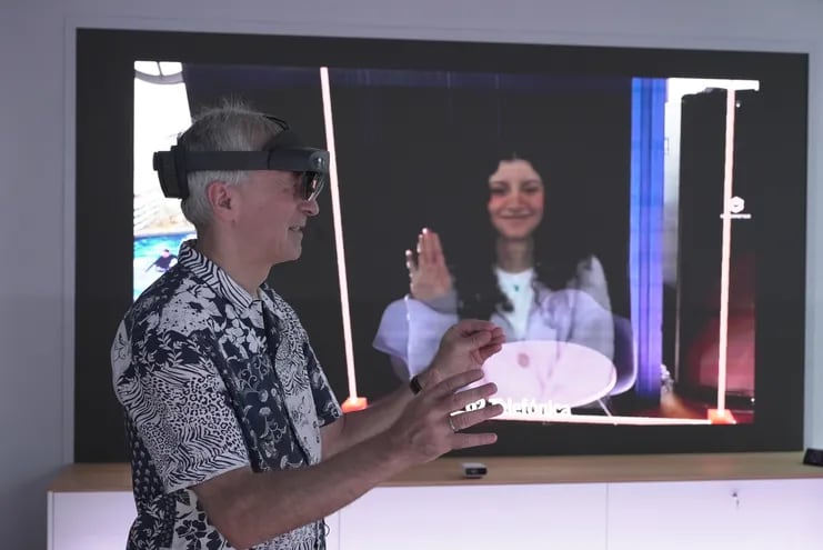 El holograma se refleja en la pantalla del fondo, que sólo se muestra a efectos de demostración. El proveedor de telefonía móvil Telefónica Deutschland (O2) quiere lanzar al mercado en 2026 llamadas telefónicas con hologramas.