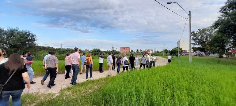 Alumnos y docentes recorren el predio donde desean construir la Universidad Politécnica Taiwán-Paraguay.
