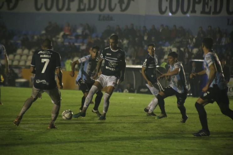 Guaireña y Resistencia empataron sin goles en Villarrica