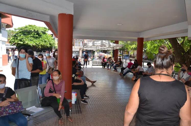 Una gran cantidad de personas aguardan ser atendidas en el edificio central del Registro Civil de Asunción. Desde el ente avisan que fines de semana también brindan atención.