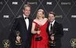 Los actores Matthew Macfayden, Sarah Snook y Kieran Culkin posan con sus premios Emmy por la serie "Succession".