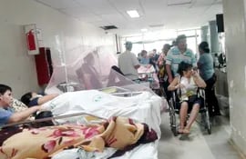En varios hospitales, pacientes se encuentran en los pasillos, debido a que los sitios se ven colapsados ante la epidemia del dengue.