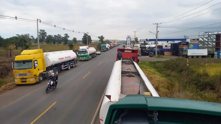 Camiones cisternas con chapa boliviana apostados al costado de la ruta PY 01 (ex-Acceso Sur) en la ciudad de Guarambaré.