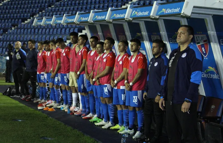 Aldo Bobadilla (d) durante la entonación del himno nacional paraguayo antes del partido de Paraguay contra México por la Copa Revelación Sub 20.