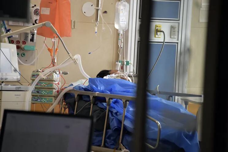 Imagen de referencia. Un paciente con coronavirus conectado a un respirador artificial en la unidad de terapia intensiva del hospital Carlos Andrade Marin en Quito.
