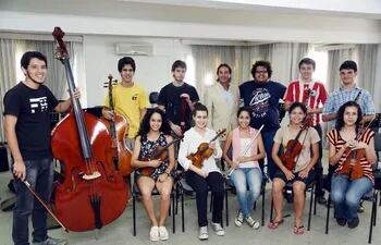 integrantes-de-la-orquesta-ipu-paraguay-junto-a-ignacio-zubizarreta-y-german-recalde-4-y-5-de-izq-a-der--210009000000-1428507.jpg