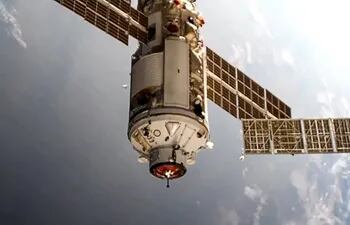 La Estación Espacial Internacional (EEI) modificó su altura de órbita para eludir una colisión con basura espacial, informó hoy Roscosmos, la agencia espacial de Rusia.